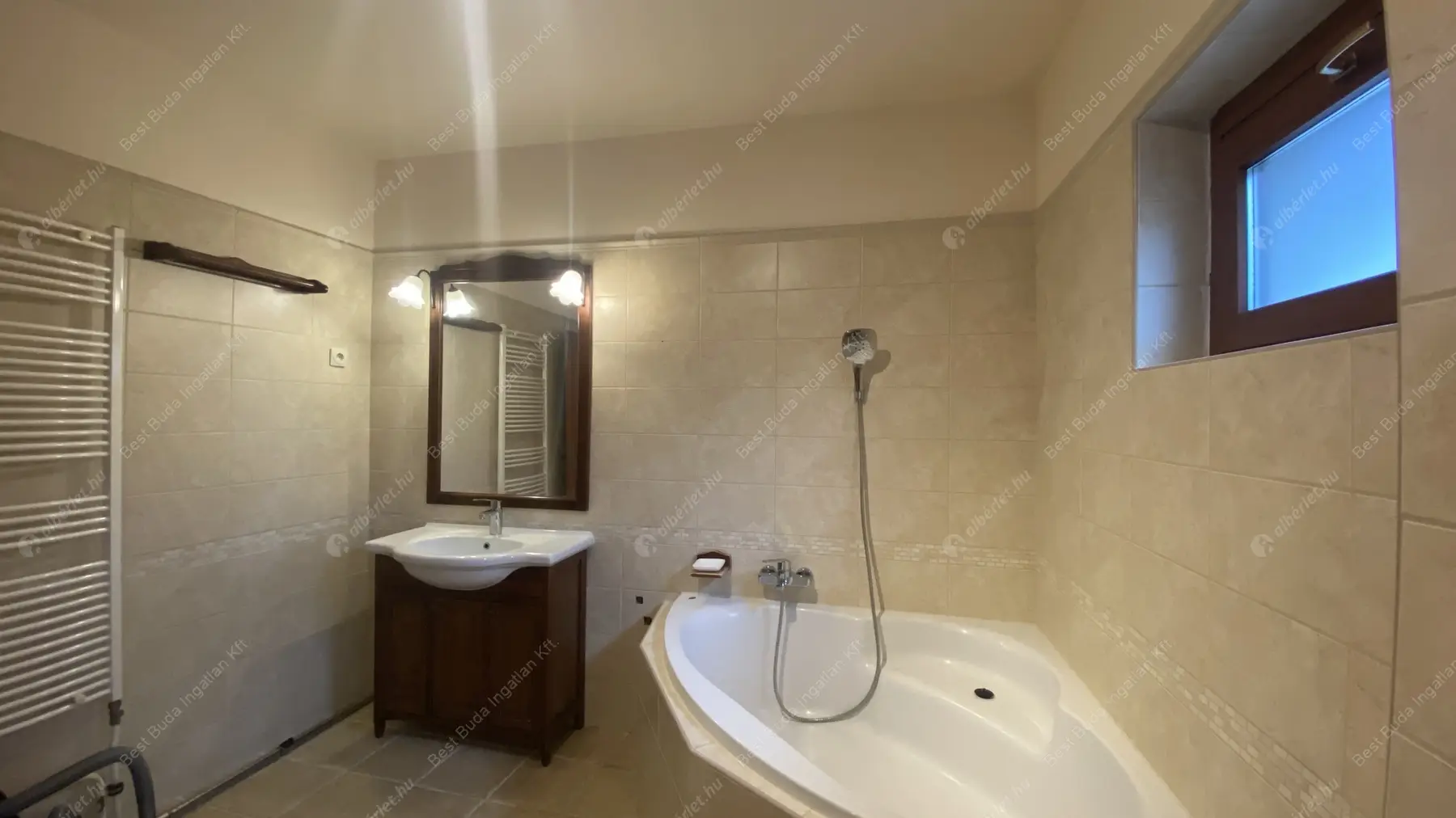 Kiadó albérlet 450000 Ft/hó áron: Budakeszi,  Barackvirág utca. Mérete: 200 nm, 4 szobás | Alberlet.hu - 6157257