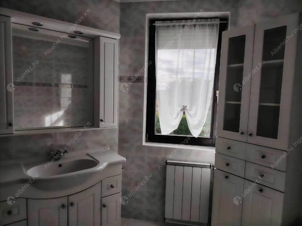 Kiadó albérlet 480000 Ft/hó áron: Budakeszi,  Mandula utca. Mérete: 150 nm, 5 szobás | Alberlet.hu - 6560753