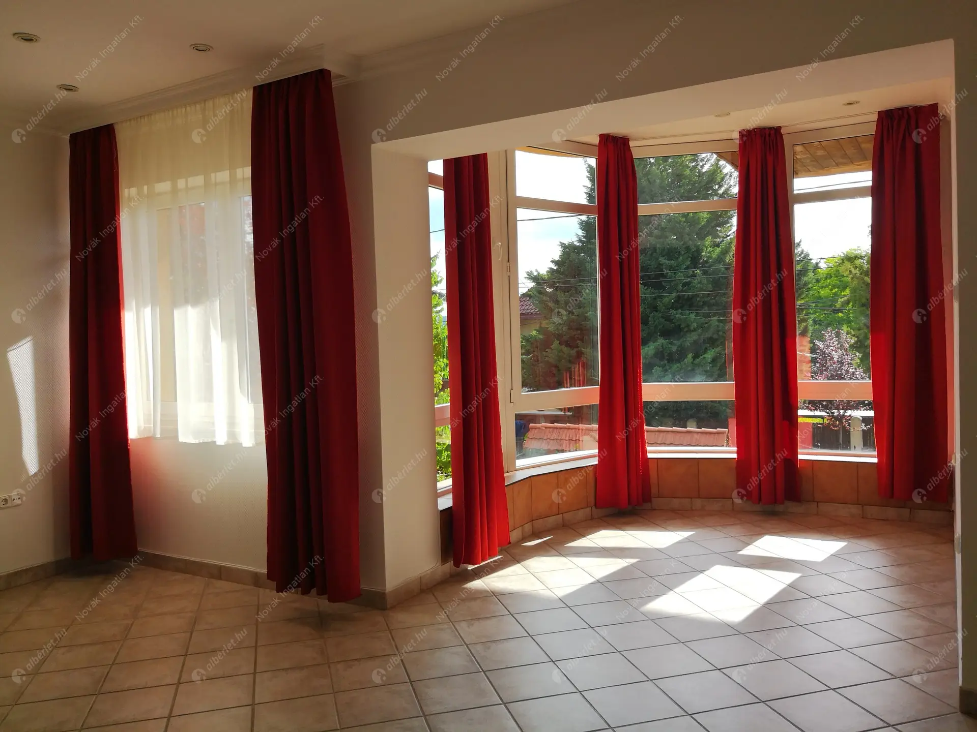 Kiadó albérlet 680000 Ft/hó áron: Budaörs,  Hóvirág . Mérete: 230 nm, 5 szobás | Alberlet.hu - 6505021