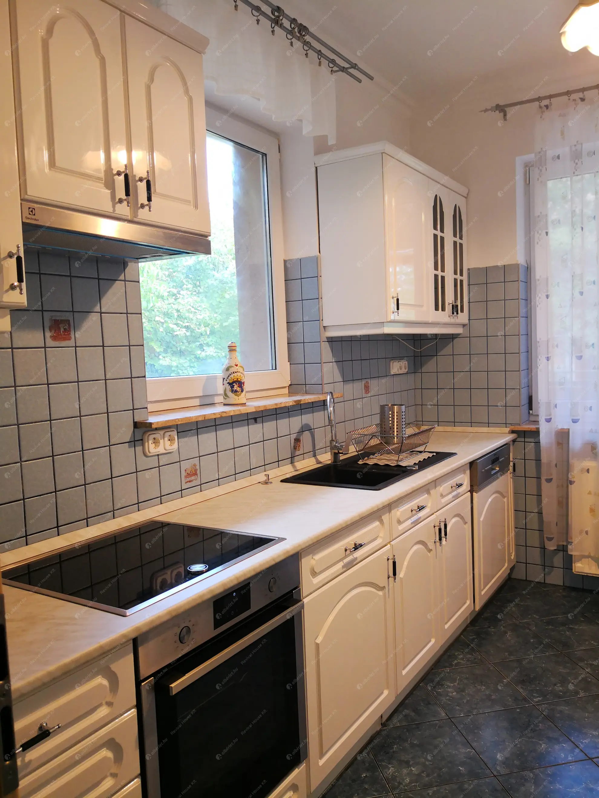 Kiadó albérlet 780000 Ft/hó áron: Budaörs,  Hóvirág utca. Mérete: 230 nm, 5 szobás | Alberlet.hu - 6556812