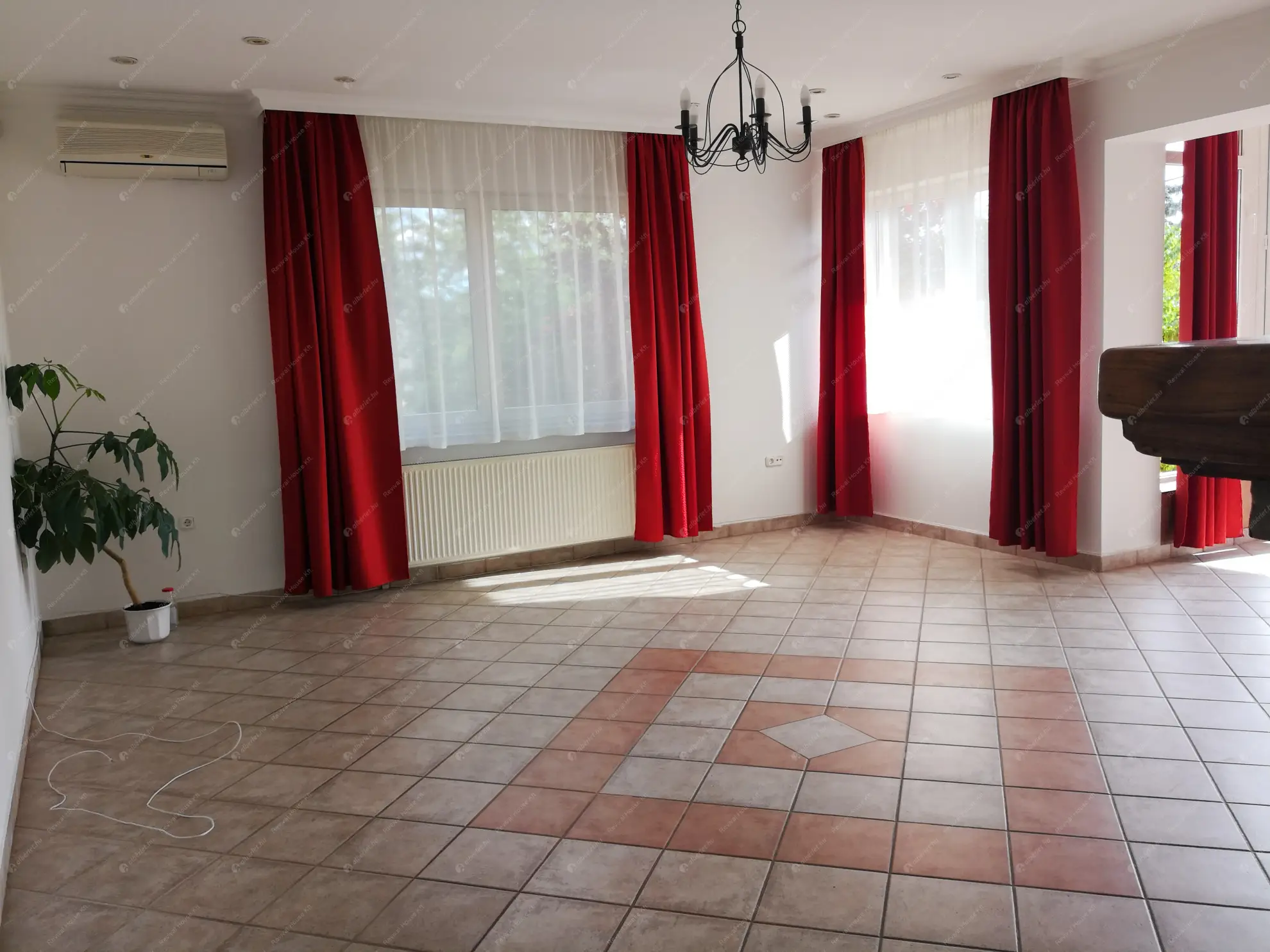 Kiadó albérlet 780000 Ft/hó áron: Budaörs,  Hóvirág utca. Mérete: 230 nm, 5 szobás | Alberlet.hu - 6556813