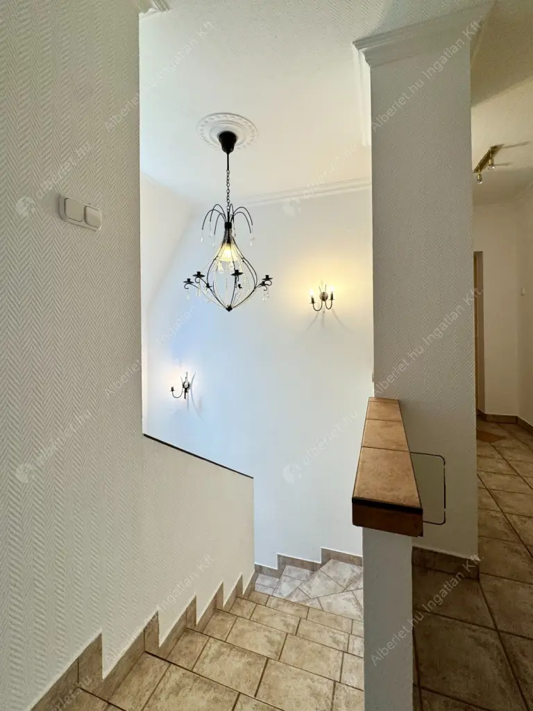 Kiadó albérlet 630000 Ft/hó áron: Budaörs,  Hóvirág utca. Mérete: 230 nm, 5 szobás | Alberlet.hu - 6587546