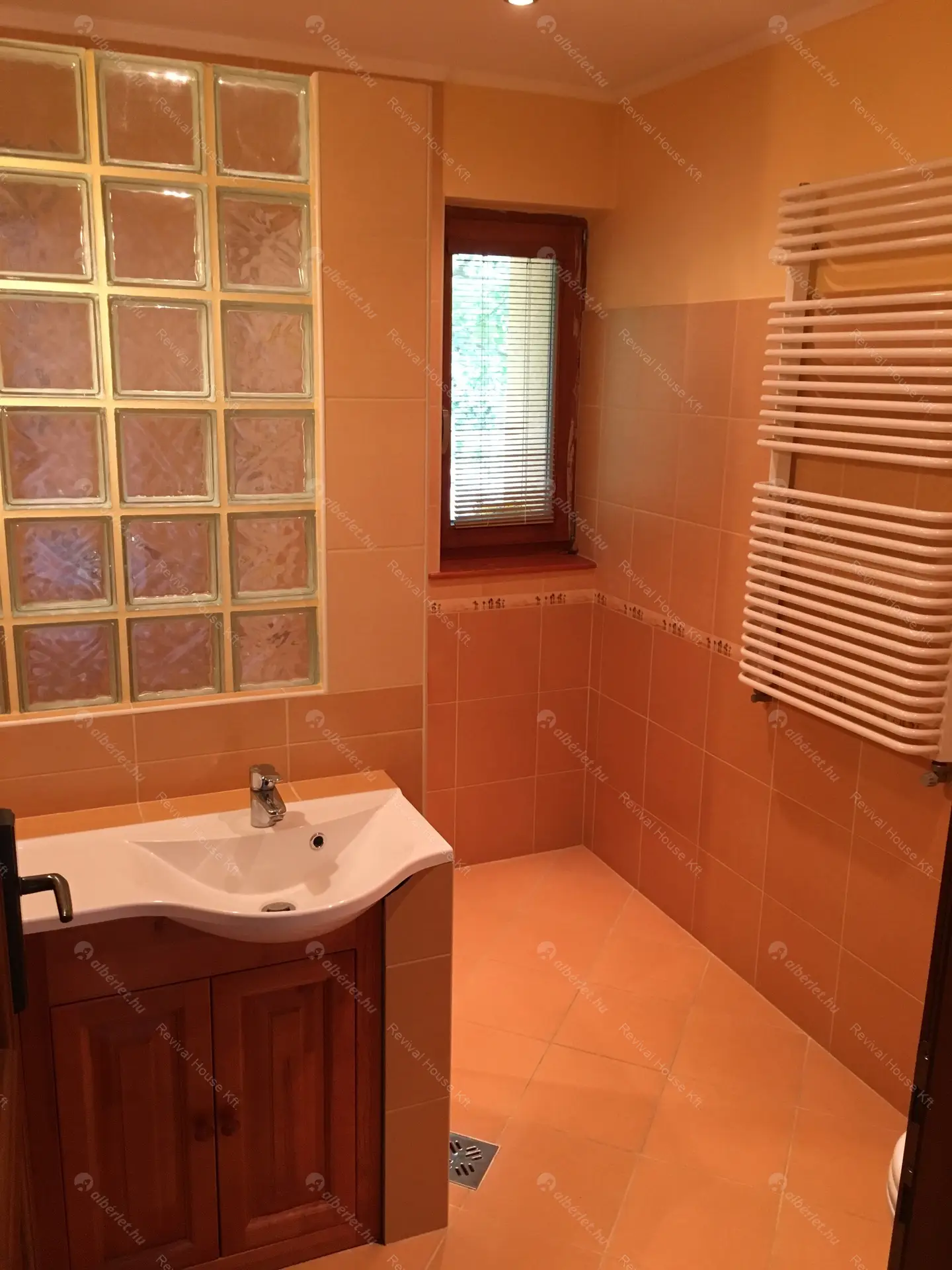 Kiadó albérlet 780000 Ft/hó áron: Budaörs,  Sólyom utca. Mérete: 270 nm, 6 szobás | Alberlet.hu - 6435361