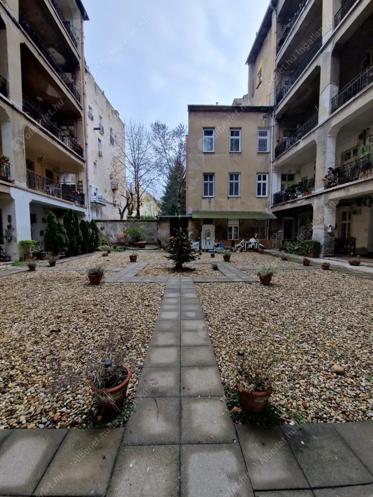 Kiadó albérlet 260000 Ft/hó áron: Budapest, I. kerület  Attila út. Mérete: 41 nm, 1 szobás | Alberlet.hu - 6597013