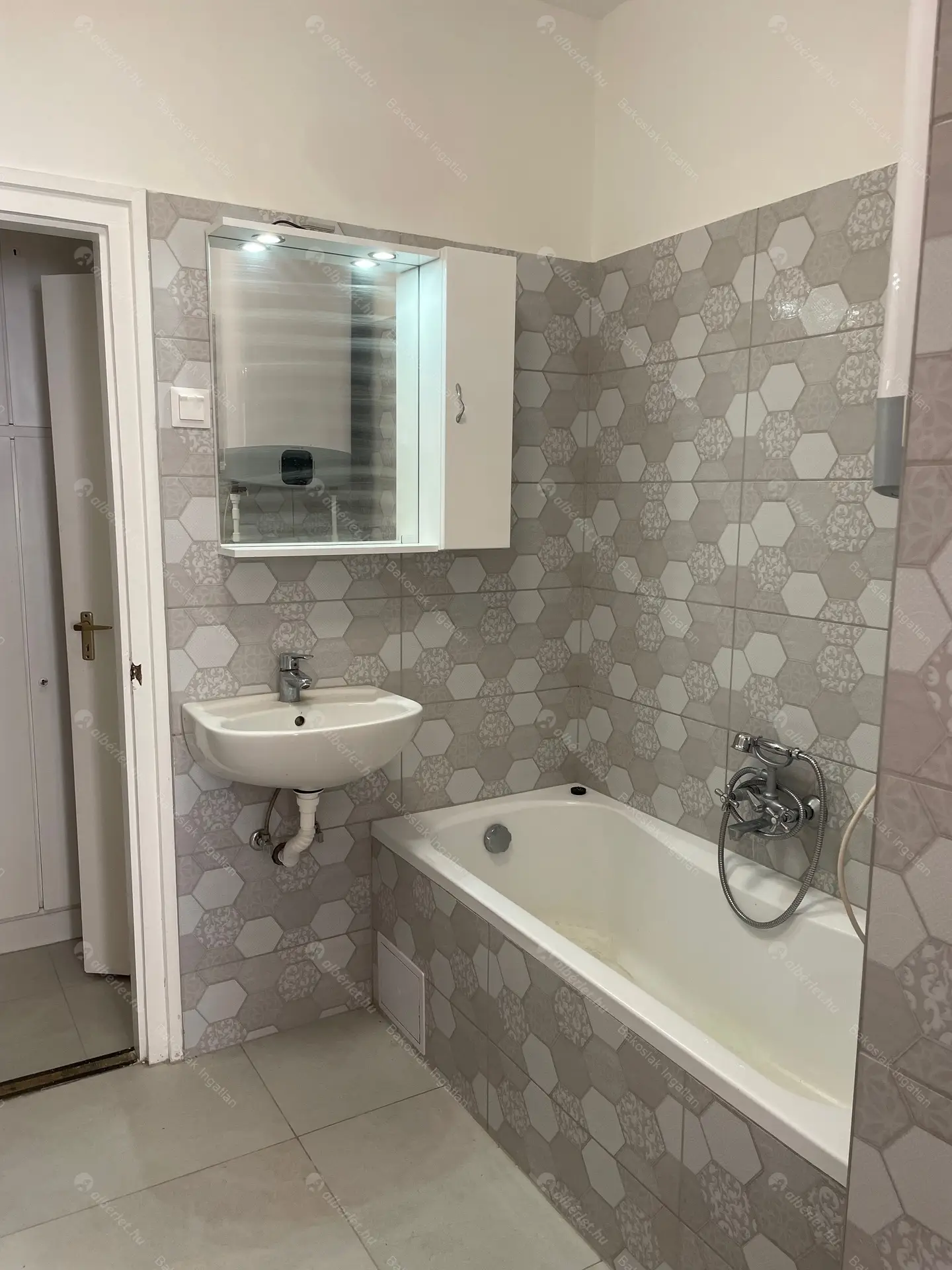 Kiadó albérlet 280000 Ft/hó áron: Budapest, I. kerület  Batthyány utca. Mérete: 62 nm, 3 szobás | Alberlet.hu - 6502837