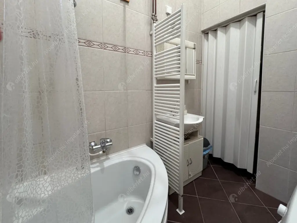 Kiadó albérlet 299000 Ft/hó áron: Budapest, I. kerület  Batthyány utca. Mérete: 73 nm, 3 szobás | Alberlet.hu - 6610327