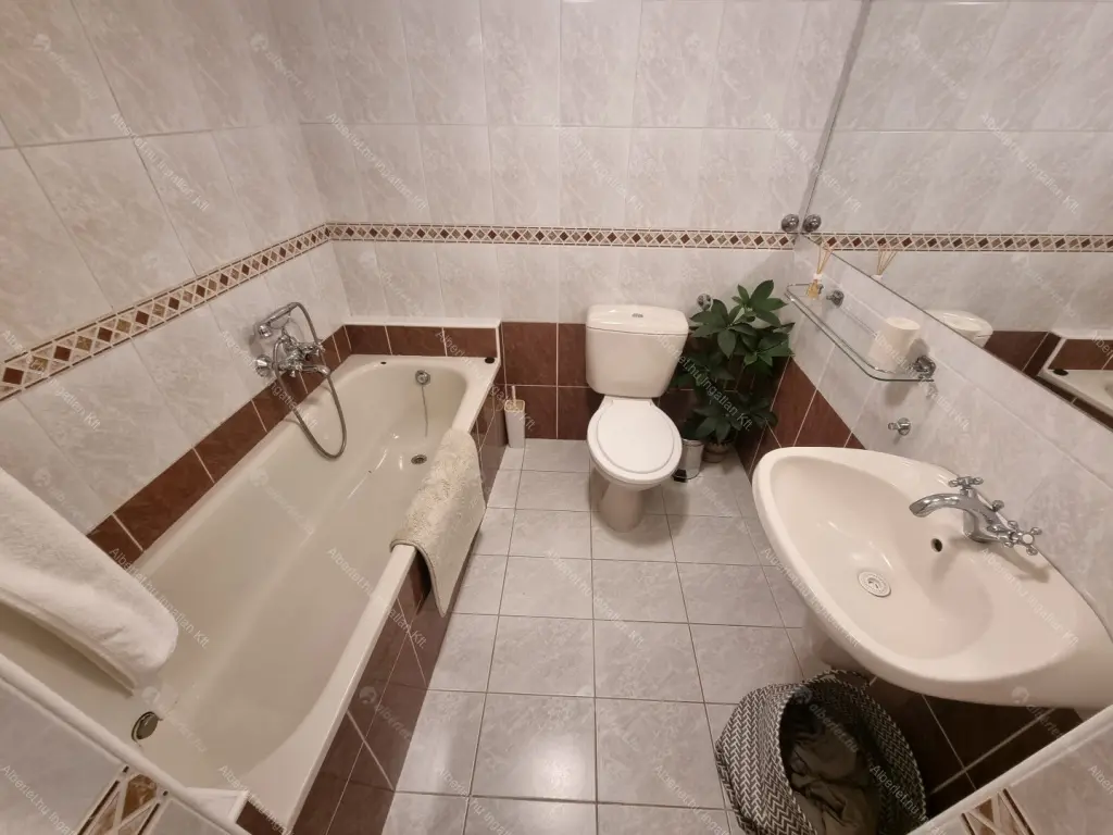 Kiadó albérlet 235000 Ft/hó áron: Budapest, I. kerület  Országház utca. Mérete: 30 nm, 1 szobás | Alberlet.hu - 6681056