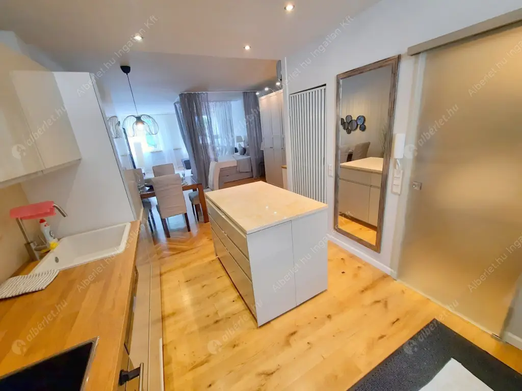 Kiadó albérlet 527000 Ft/hó áron: Budapest, I. kerület  Szentháromság tér. Mérete: 51 nm, 1 szobás | Alberlet.hu - 6625326