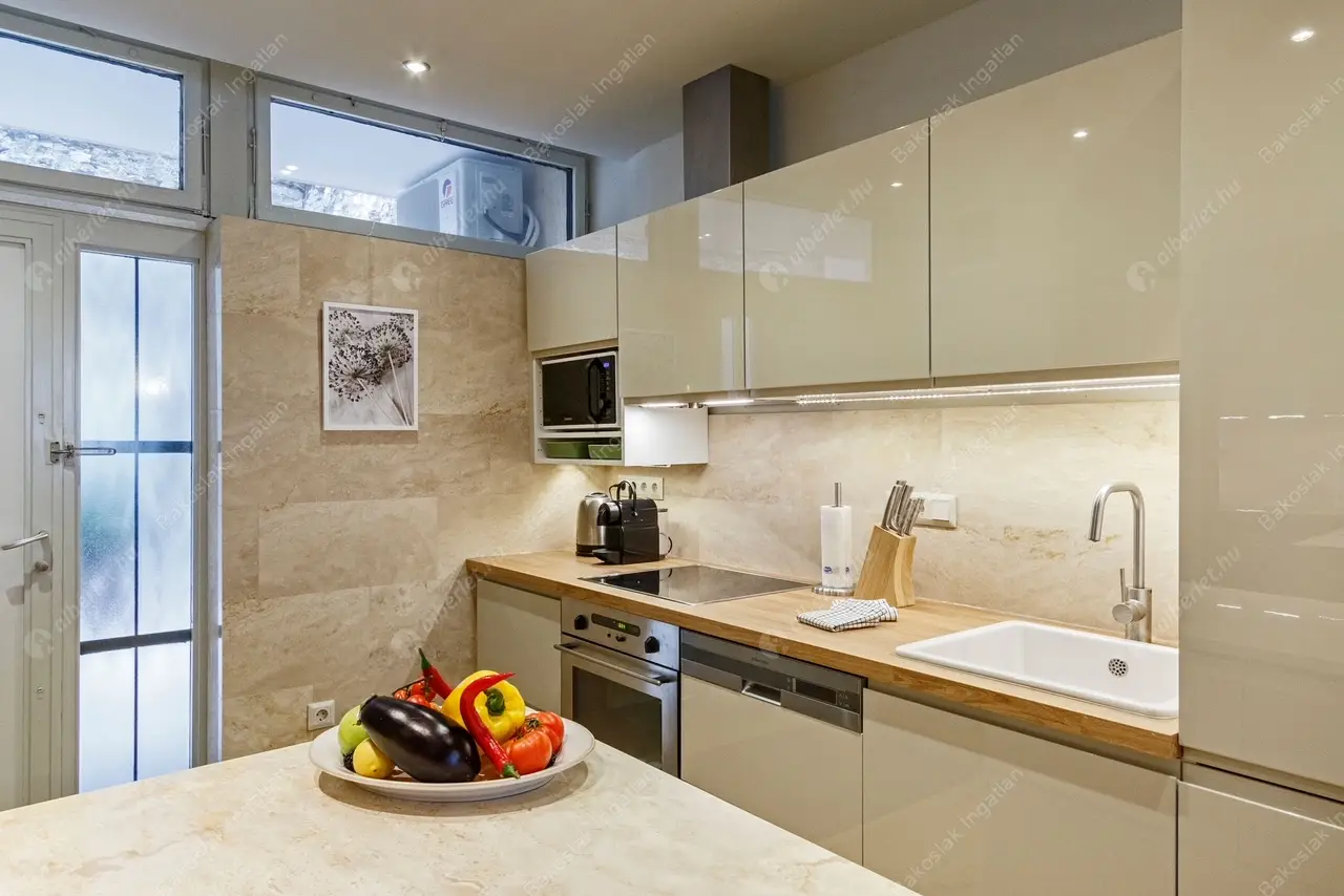 Kiadó albérlet 542000 Ft/hó áron: Budapest, I. kerület  Szentháromság utca. Mérete: 51 nm, 1 szobás | Alberlet.hu - 6337098