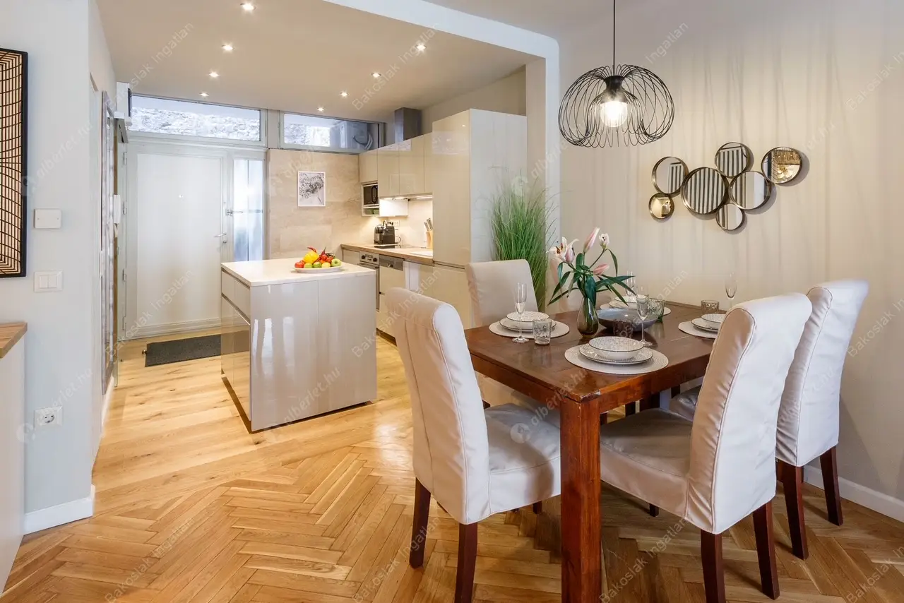 Kiadó albérlet 542000 Ft/hó áron: Budapest, I. kerület  Szentháromság utca. Mérete: 51 nm, 1 szobás | Alberlet.hu - 6337100