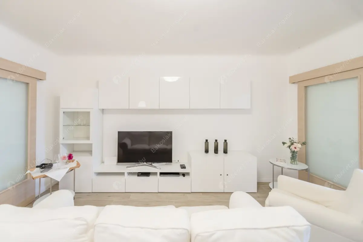 Kiadó albérlet 543000 Ft/hó áron: Budapest, I. kerület  Szentháromság utca. Mérete: 52 nm, 2 szobás | Alberlet.hu - 6337093