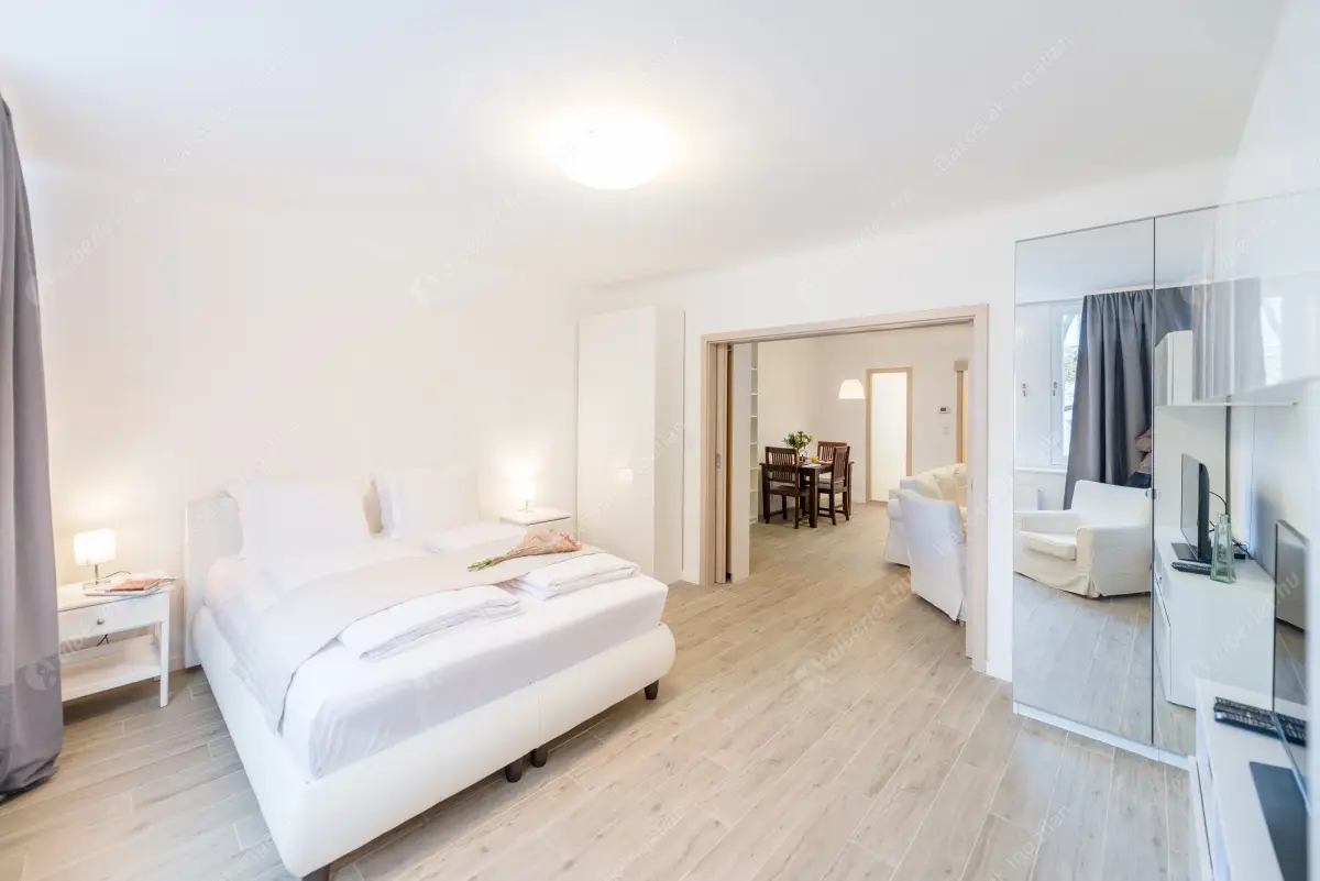 Kiadó albérlet 543000 Ft/hó áron: Budapest, I. kerület  Szentháromság utca. Mérete: 52 nm, 2 szobás | Alberlet.hu - 6337094