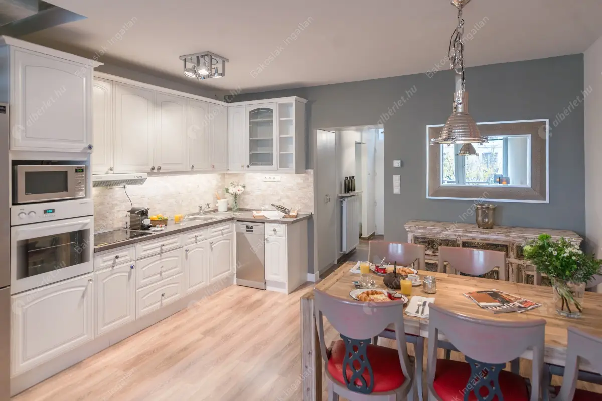 Kiadó albérlet 660000 Ft/hó áron: Budapest, I. kerület  Szentháromság utca. Mérete: 78 nm, 3 szobás | Alberlet.hu - 6337142