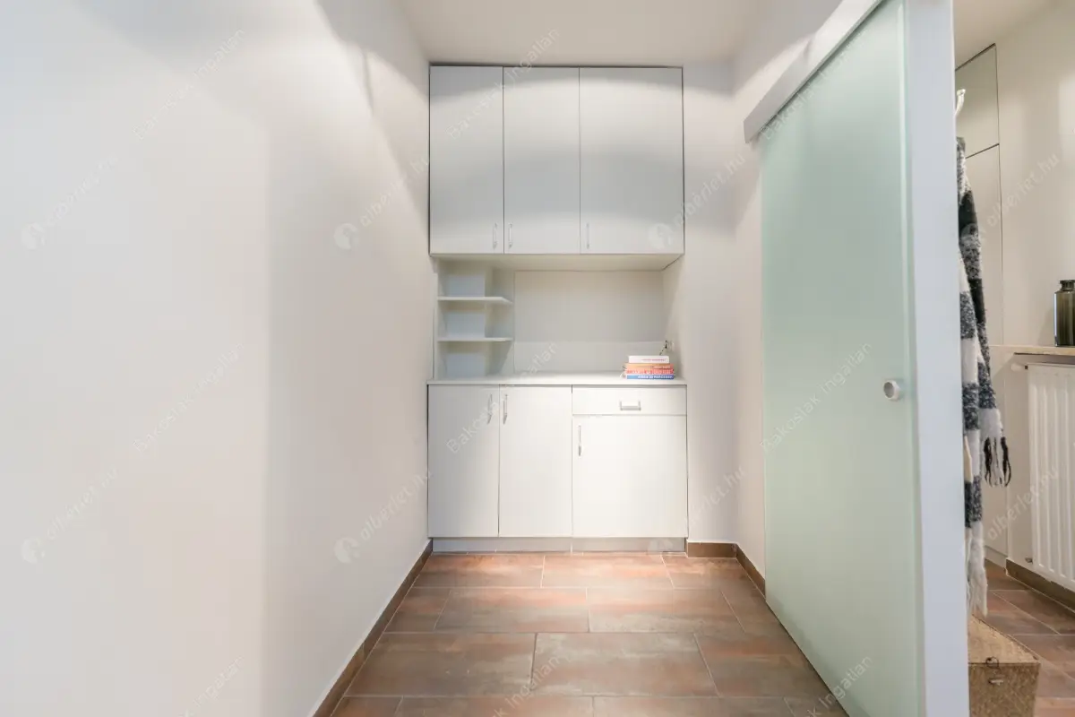 Kiadó albérlet 660000 Ft/hó áron: Budapest, I. kerület  Szentháromság utca. Mérete: 78 nm, 3 szobás | Alberlet.hu - 6337146