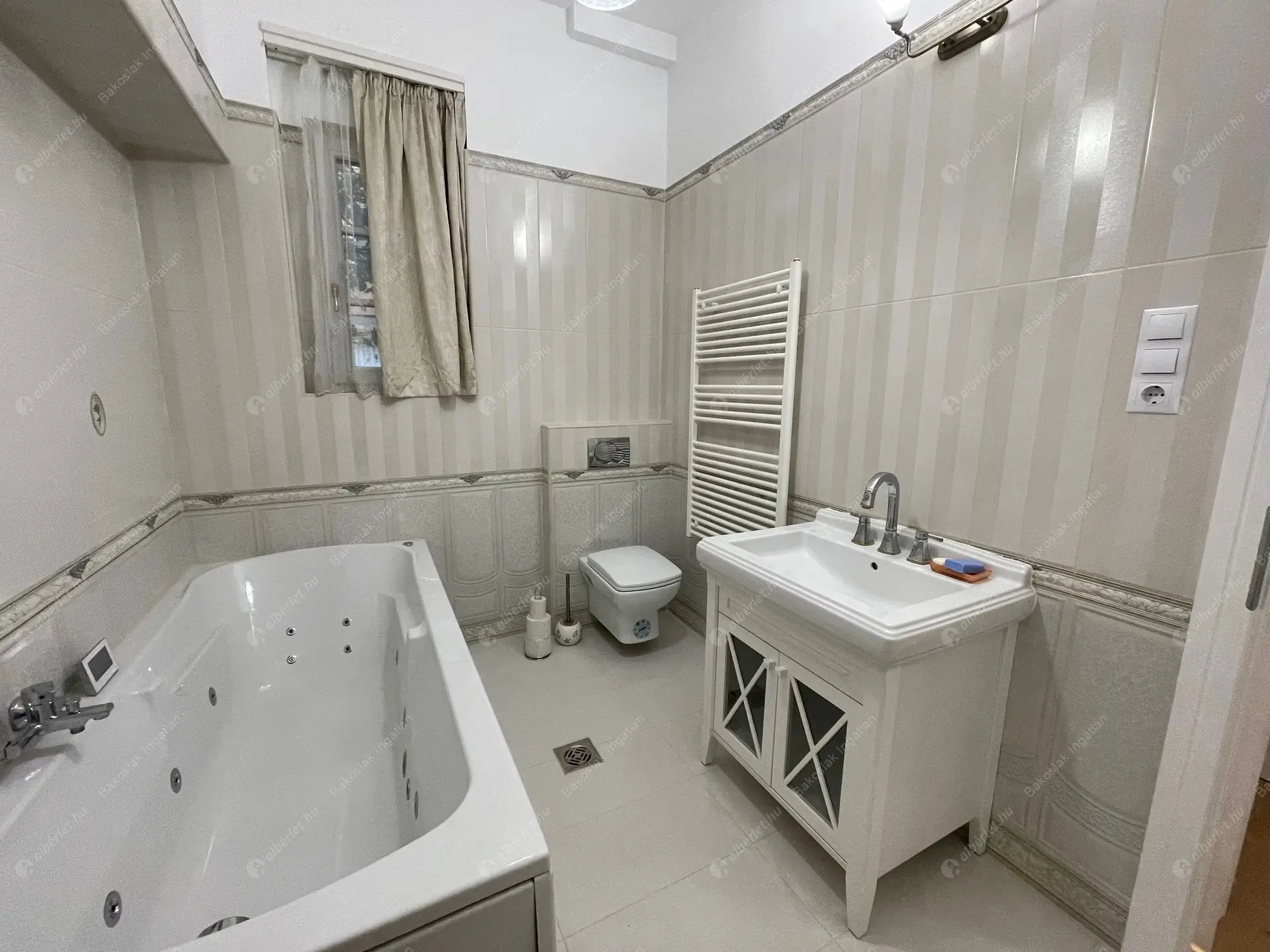 Kiadó albérlet 1446000 Ft/hó áron: Budapest, I. kerület  Tóth Árpád sétány. Mérete: 135 nm, 4 szobás | Alberlet.hu - 6533164