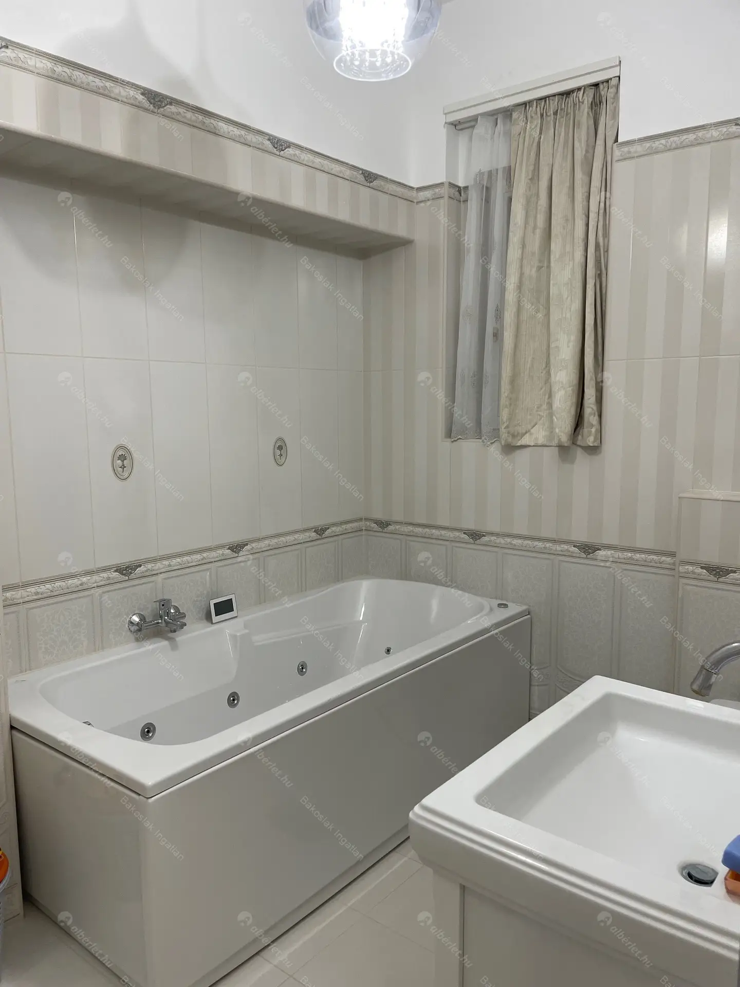 Kiadó albérlet 1446000 Ft/hó áron: Budapest, I. kerület  Tóth Árpád sétány. Mérete: 135 nm, 4 szobás | Alberlet.hu - 6533165