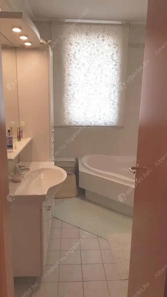 Kiadó albérlet 599000 Ft/hó áron: Budapest, I. kerület  Zsolt utca. Mérete: 80 nm, 3 szobás | Alberlet.hu - 6615527