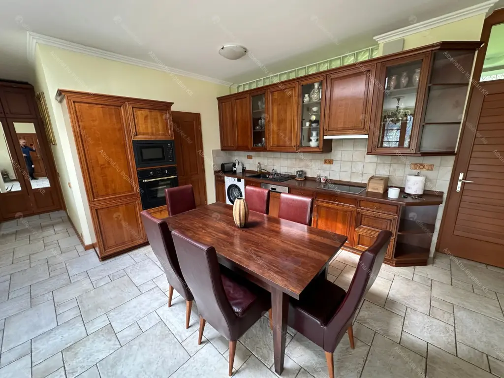 Kiadó albérlet 1400000 Ft/hó áron: Budapest, II. kerület  Hárshegyi út. Mérete: 120 nm, 4 szobás | Alberlet.hu - 6692332