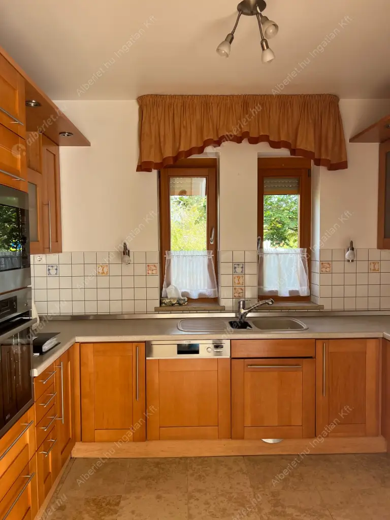 Kiadó albérlet 1145000 Ft/hó áron: Budapest, II. kerület  Kont vezér utca. Mérete: 252 nm, 5 szobás | Alberlet.hu - 6559474