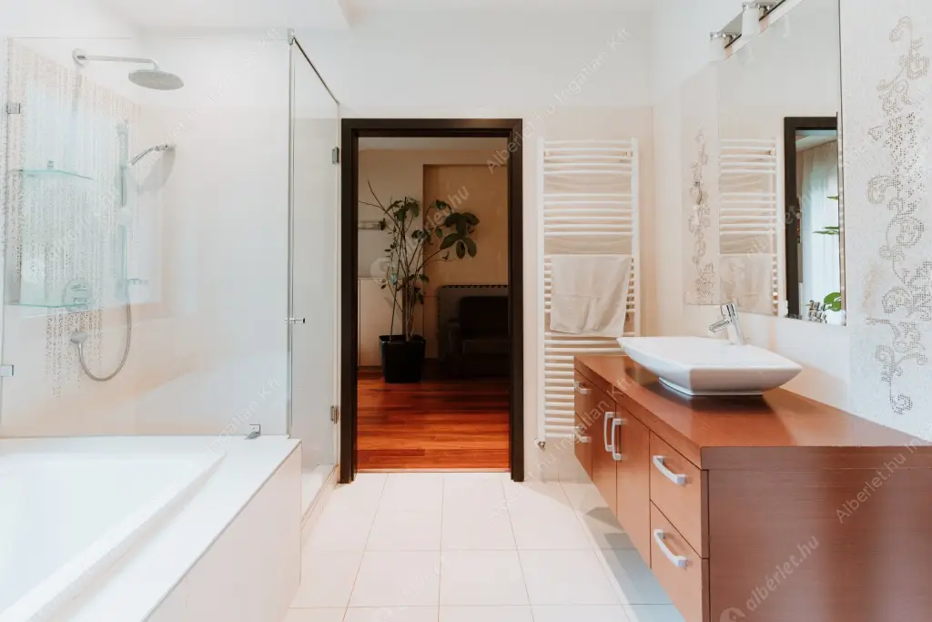 Kiadó albérlet 1336000 Ft/hó áron: Budapest, II. kerület  Pipitér utca. Mérete: 300 nm, 6 szobás | Alberlet.hu - 6515255