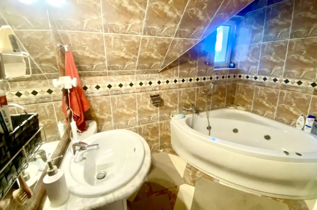 Kiadó albérlet 380000 Ft/hó áron: Budapest, II. kerület  Pusztaszeri út. Mérete: 75 nm, 1 szobás | Alberlet.hu - 6536827