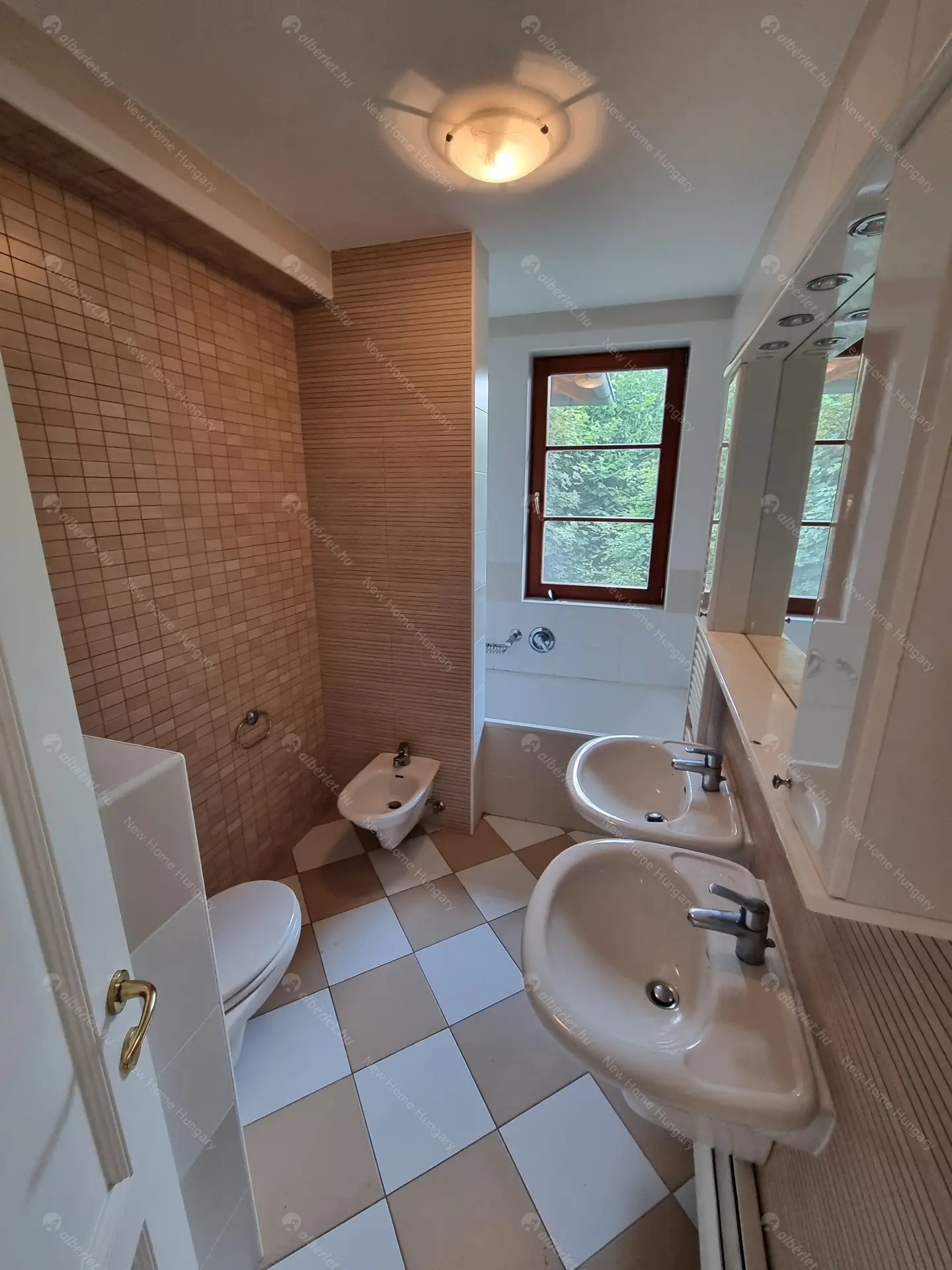 Kiadó albérlet 1134000 Ft/hó áron: Budapest, II. kerület  Selyemakác utca. Mérete: 220 nm, 4 szobás | Alberlet.hu - 6016670