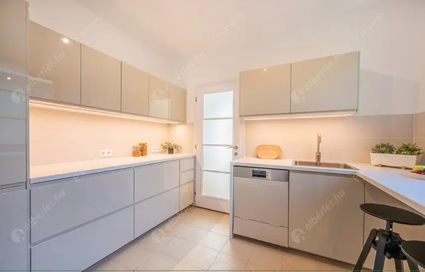 Kiadó albérlet 1250000 Ft/hó áron: Budapest, II. kerület  Selyemakác utca. Mérete: 220 nm, 4 szobás | Alberlet.hu - 6360062