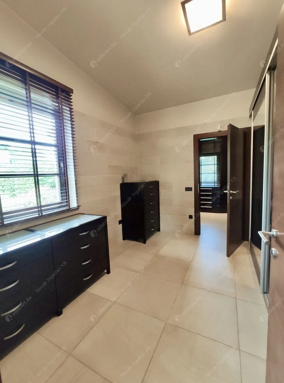 Kiadó albérlet 1922000 Ft/hó áron: Budapest, II. kerület  Sólyomvölgy utca. Mérete: 230 nm, 6 szobás | Alberlet.hu - 6587762