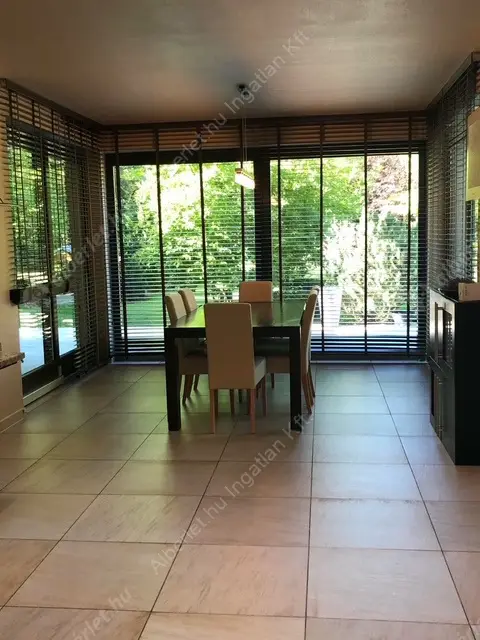 Kiadó albérlet 2000000 Ft/hó áron: Budapest, II. kerület  Sólyomvölgy utca. Mérete: 230 nm, 6 szobás | Alberlet.hu - 6600157