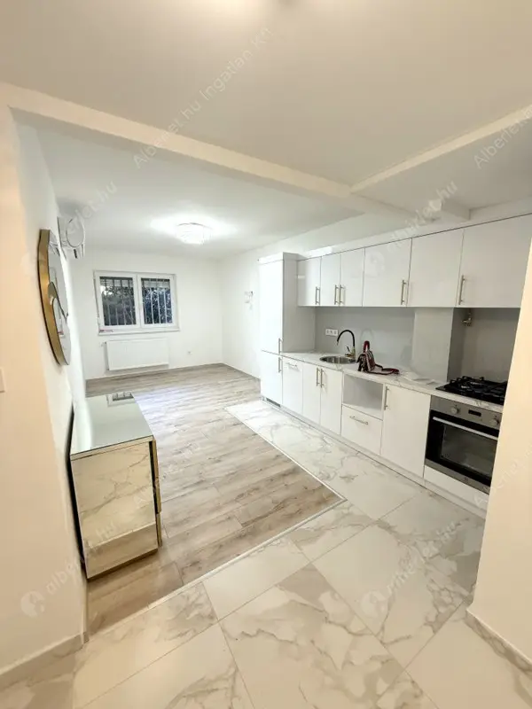 Kiadó albérlet 250000 Ft/hó áron: Budapest, II. kerület  Szilágyi Erzsébet fasor. Mérete: 36 nm, 1 szobás | Alberlet.hu - 6597236