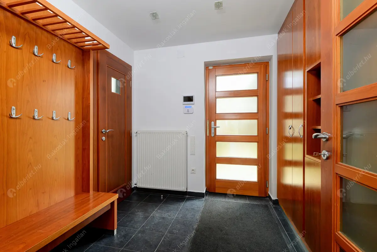 Kiadó albérlet 1154000 Ft/hó áron: Budapest, II. kerület  Szívvirág utca. Mérete: 236 nm, 5 szobás | Alberlet.hu - 5957650