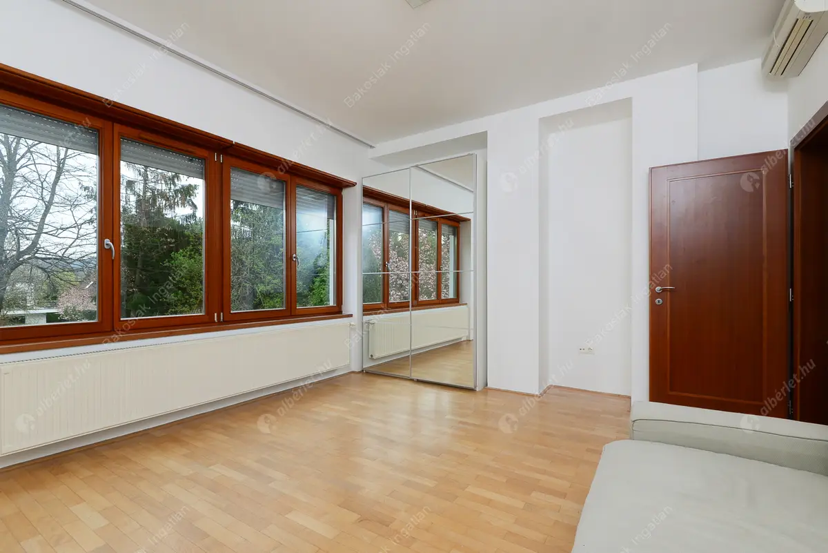 Kiadó albérlet 1154000 Ft/hó áron: Budapest, II. kerület  Szívvirág utca. Mérete: 236 nm, 5 szobás | Alberlet.hu - 5957661