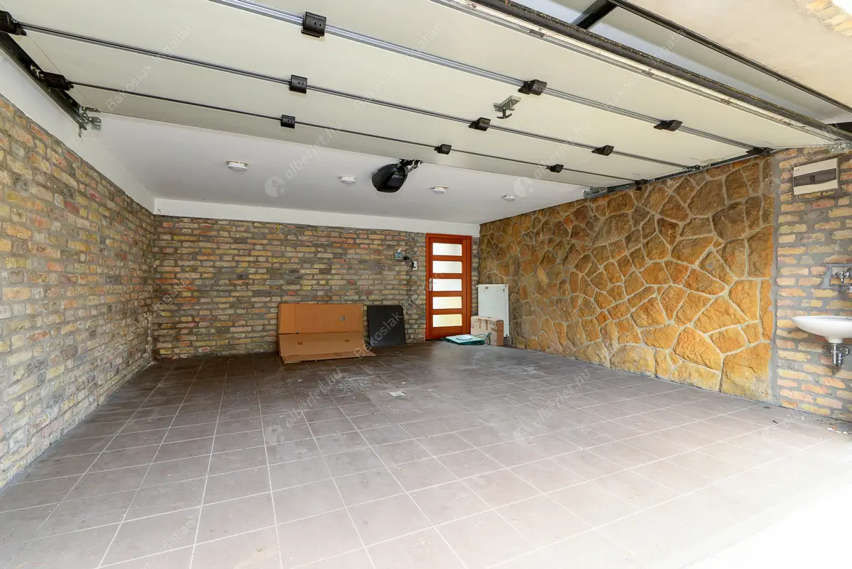 Kiadó albérlet 1154000 Ft/hó áron: Budapest, II. kerület  Szívvirág utca. Mérete: 236 nm, 5 szobás | Alberlet.hu - 5957665