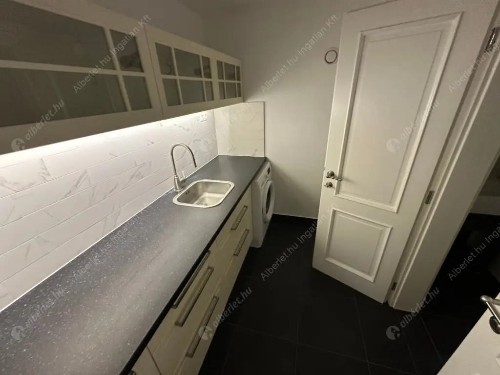 Kiadó albérlet 1145000 Ft/hó áron: Budapest, II. kerület  Tárnok utca. Mérete: 260 nm, 4 szobás | Alberlet.hu - 6578780