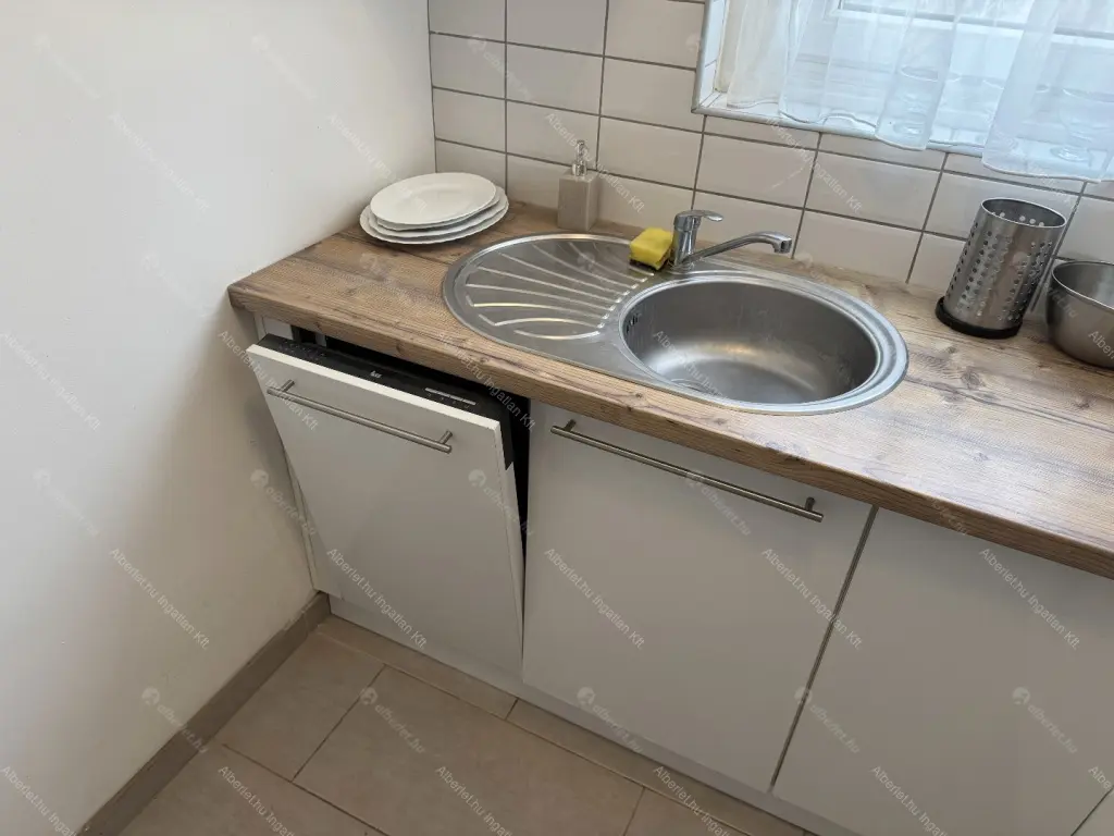 Kiadó albérlet 390000 Ft/hó áron: Budapest, II. kerület  Törökvész út. Mérete: 78 nm, 3 szobás | Alberlet.hu - 6677750