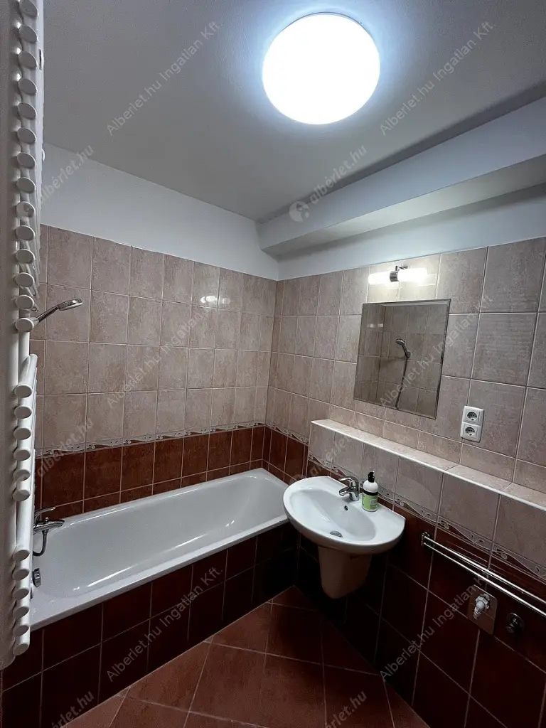 Kiadó albérlet 325000 Ft/hó áron: Budapest, III. kerület  Lajos utca. Mérete: 44 nm, 2 szobás | Alberlet.hu - 6569408