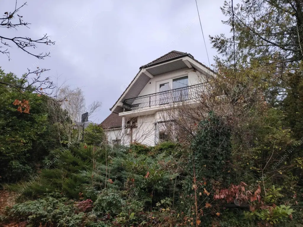 Kiadó albérlet 1400000 Ft/hó áron: Budapest, III. kerület  Remetehegyi út. Mérete: 240 nm, 8 szobás | Alberlet.hu - 6586314