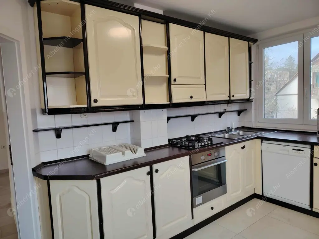 Kiadó albérlet 1400000 Ft/hó áron: Budapest, III. kerület  Remetehegyi út. Mérete: 240 nm, 8 szobás | Alberlet.hu - 6586316