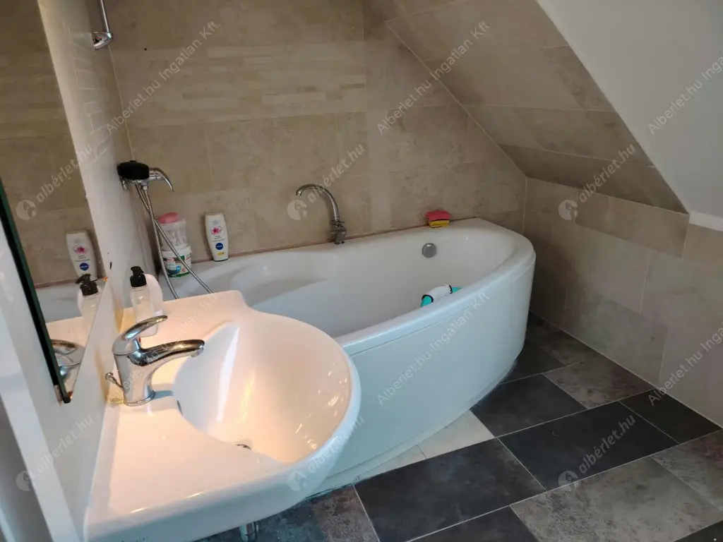 Kiadó albérlet 1400000 Ft/hó áron: Budapest, III. kerület  Remetehegyi út. Mérete: 240 nm, 8 szobás | Alberlet.hu - 6586329