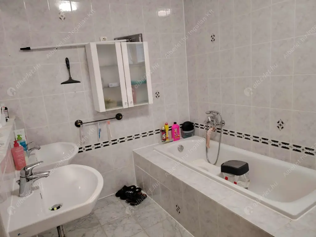 Kiadó albérlet 1400000 Ft/hó áron: Budapest, III. kerület  Remetehegyi út. Mérete: 240 nm, 8 szobás | Alberlet.hu - 6586334