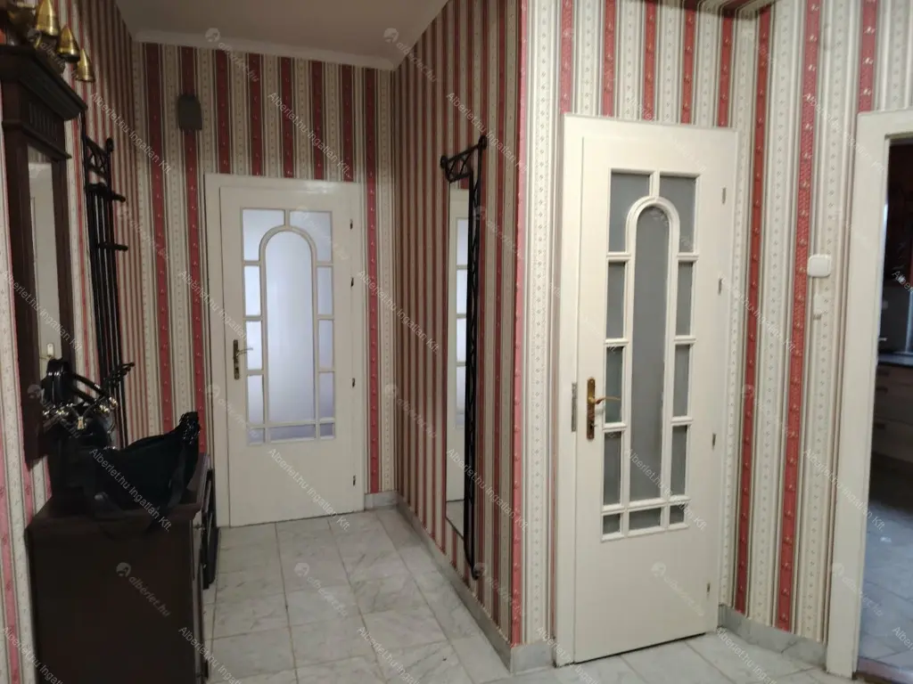 Kiadó albérlet 950000 Ft/hó áron: Budapest, III. kerület  Remetehegyi út. Mérete: 240 nm, 8 szobás | Alberlet.hu - 6639913