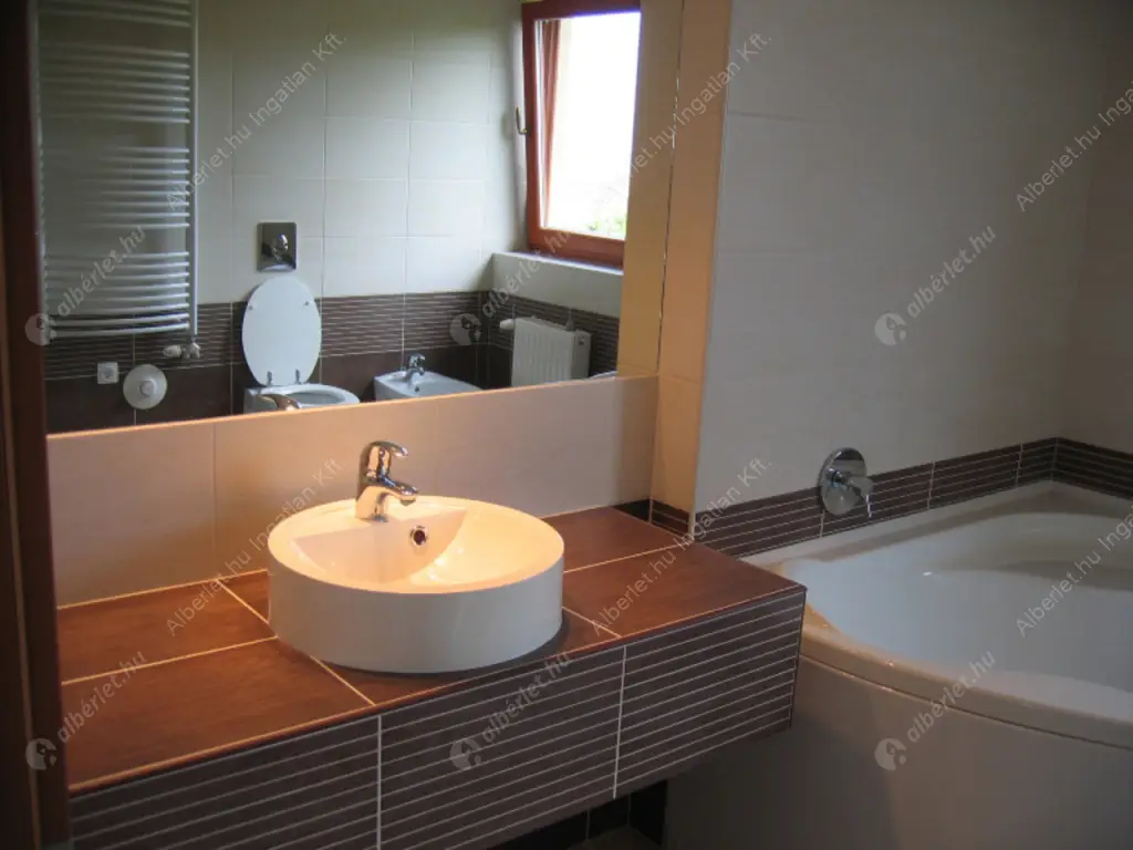 Kiadó albérlet 1192000 Ft/hó áron: Budapest, III. kerület  Remetehegyi út. Mérete: 300 nm, 6 szobás | Alberlet.hu - 6582519