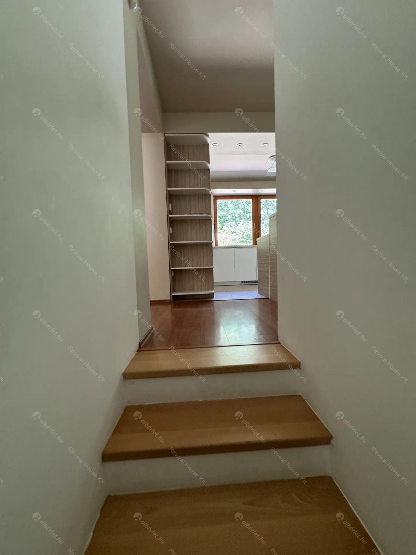 Kiadó albérlet 1240000 Ft/hó áron: Budapest, III. kerület  Remetehegyi út. Mérete: 320 nm, 9 szobás | Alberlet.hu - 6307796