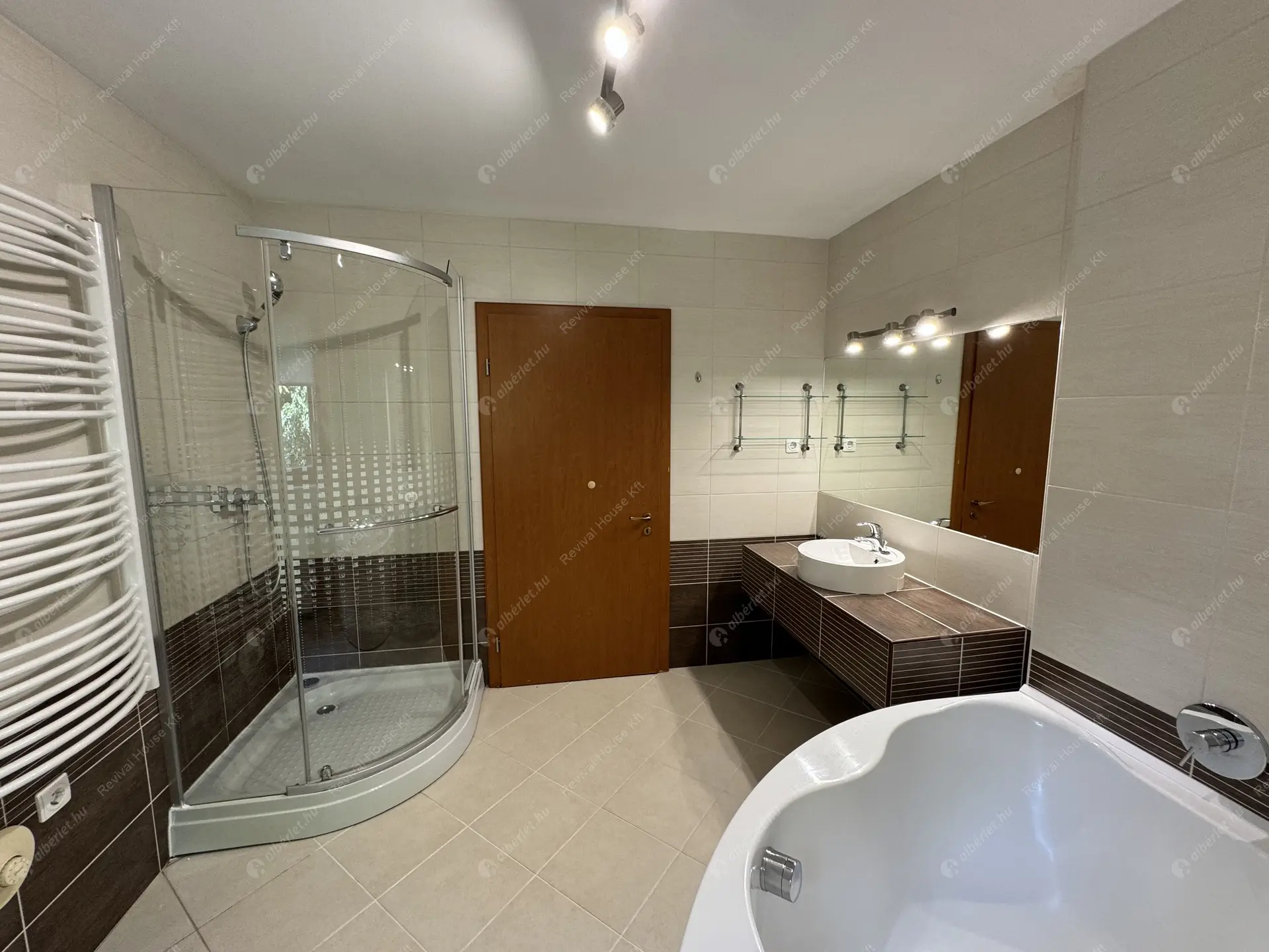 Kiadó albérlet 1240000 Ft/hó áron: Budapest, III. kerület  Remetehegyi út. Mérete: 320 nm, 9 szobás | Alberlet.hu - 6307808