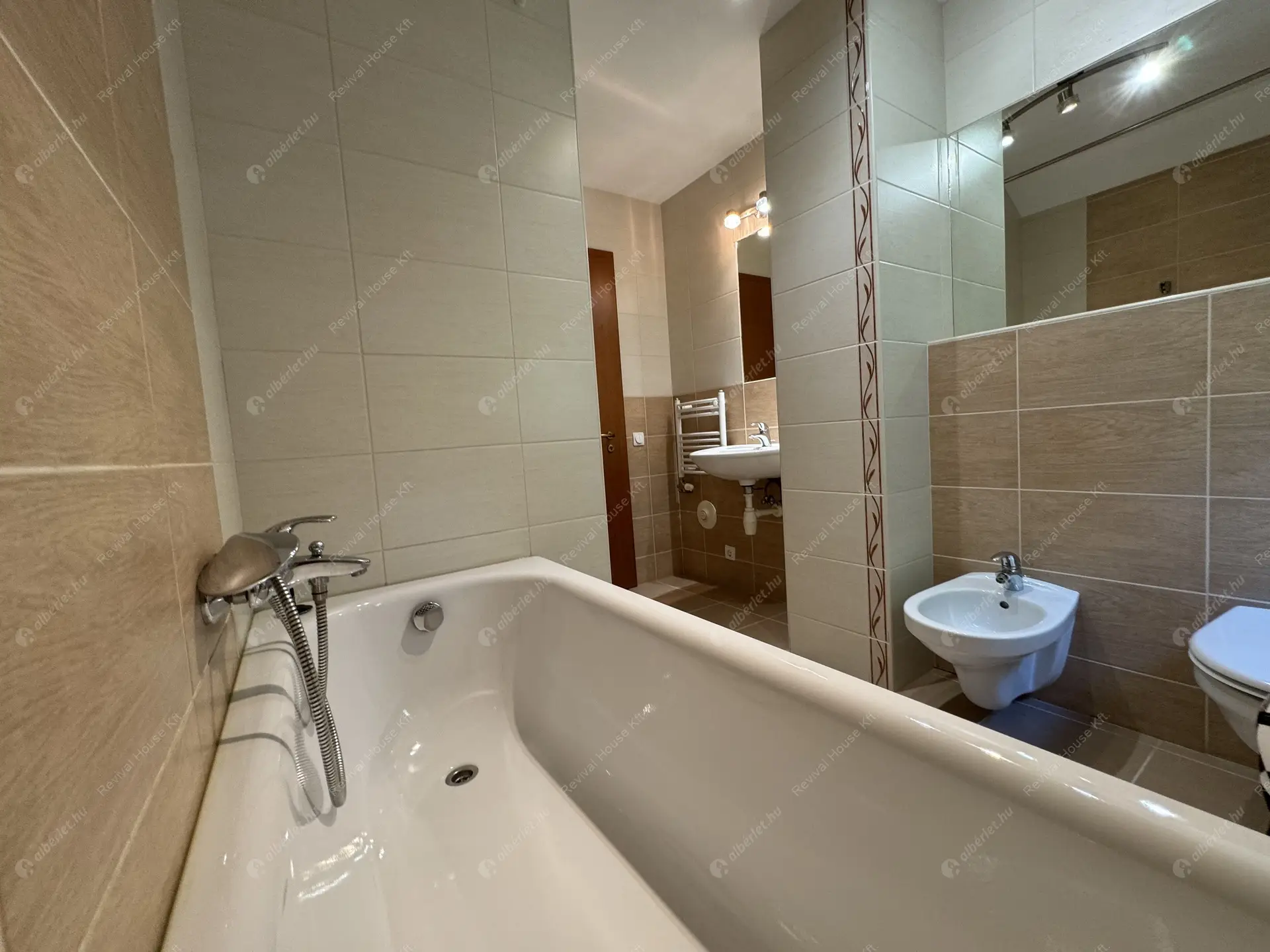 Kiadó albérlet 1240000 Ft/hó áron: Budapest, III. kerület  Remetehegyi út. Mérete: 320 nm, 9 szobás | Alberlet.hu - 6307809