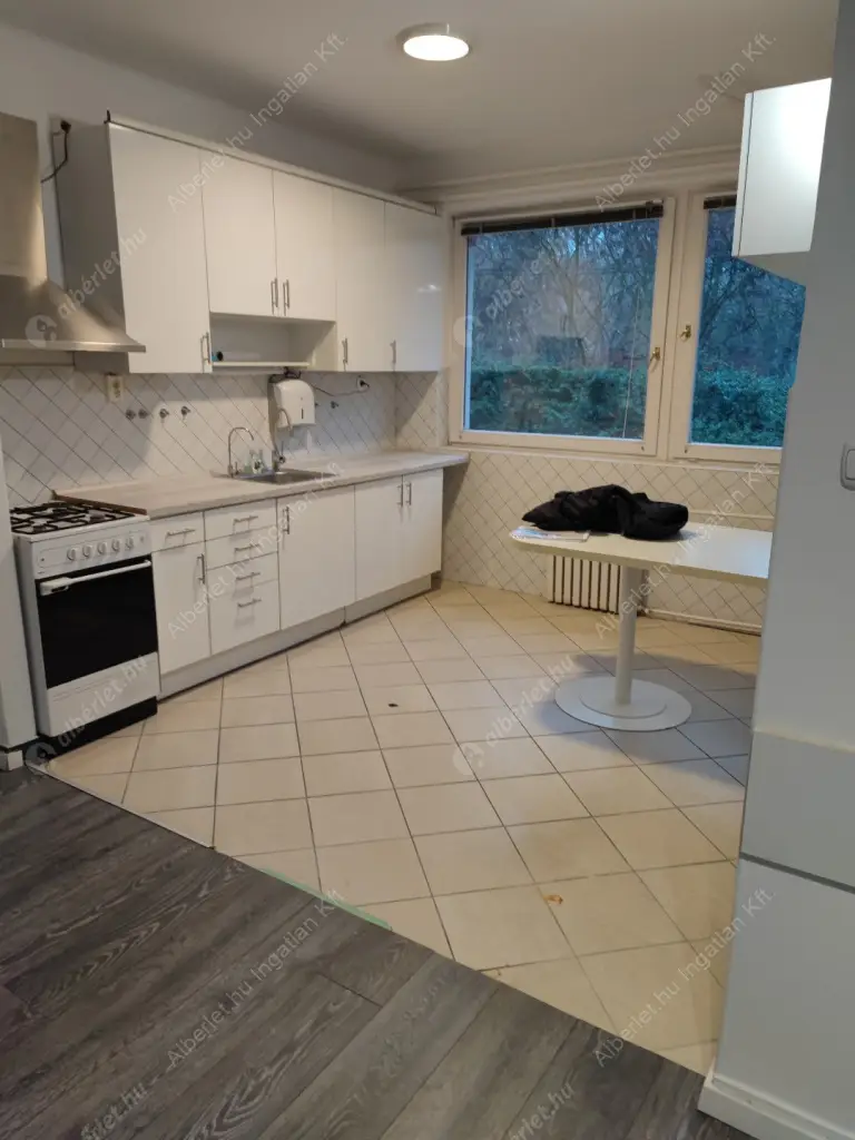 Kiadó albérlet 990000 Ft/hó áron: Budapest, III. kerület  Szentendrei út. Mérete: 200 nm, 8 szobás | Alberlet.hu - 6619398