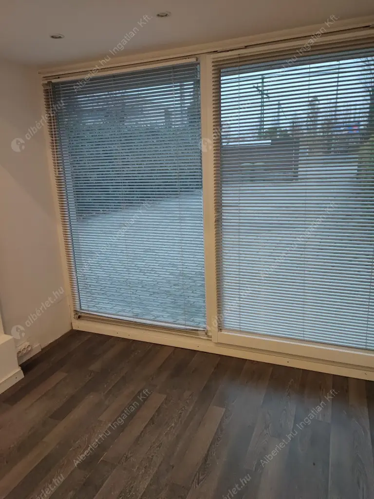 Kiadó albérlet 990000 Ft/hó áron: Budapest, III. kerület  Szentendrei út. Mérete: 200 nm, 8 szobás | Alberlet.hu - 6619402