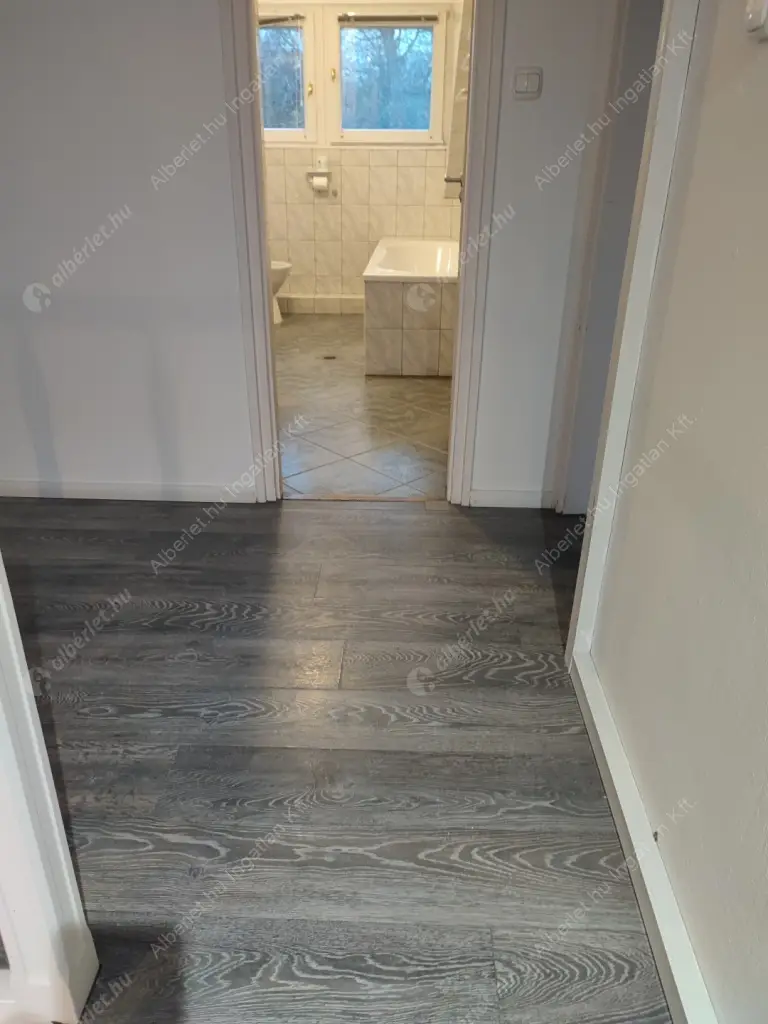 Kiadó albérlet 990000 Ft/hó áron: Budapest, III. kerület  Szentendrei út. Mérete: 200 nm, 8 szobás | Alberlet.hu - 6619415