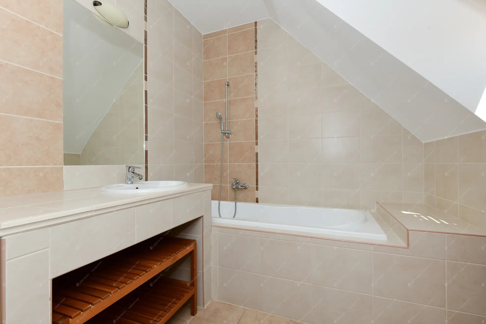 Kiadó albérlet 500000 Ft/hó áron: Budapest, III. kerület  Szépvölgyi út. Mérete: 114 nm, 3 szobás | Alberlet.hu - 6553882