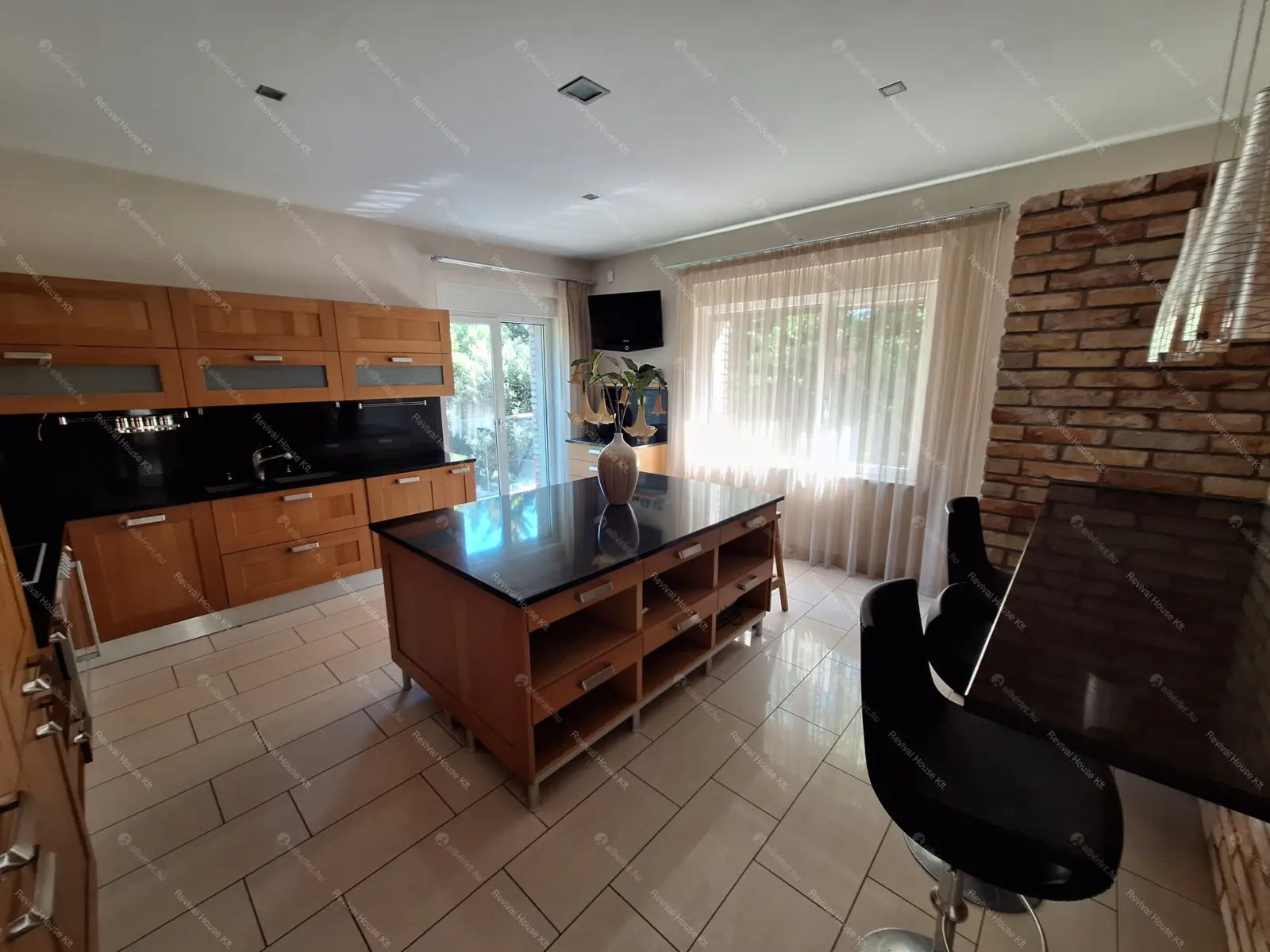 Kiadó albérlet 2300000 Ft/hó áron: Budapest, III. kerület  Szépvölgyi út. Mérete: 350 nm, 6 szobás | Alberlet.hu - 6704683